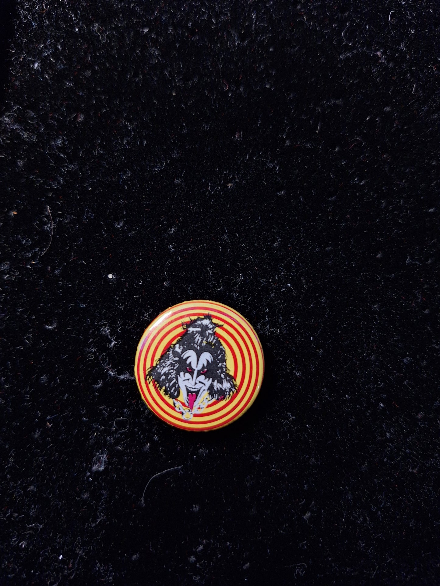 Kiss button 5