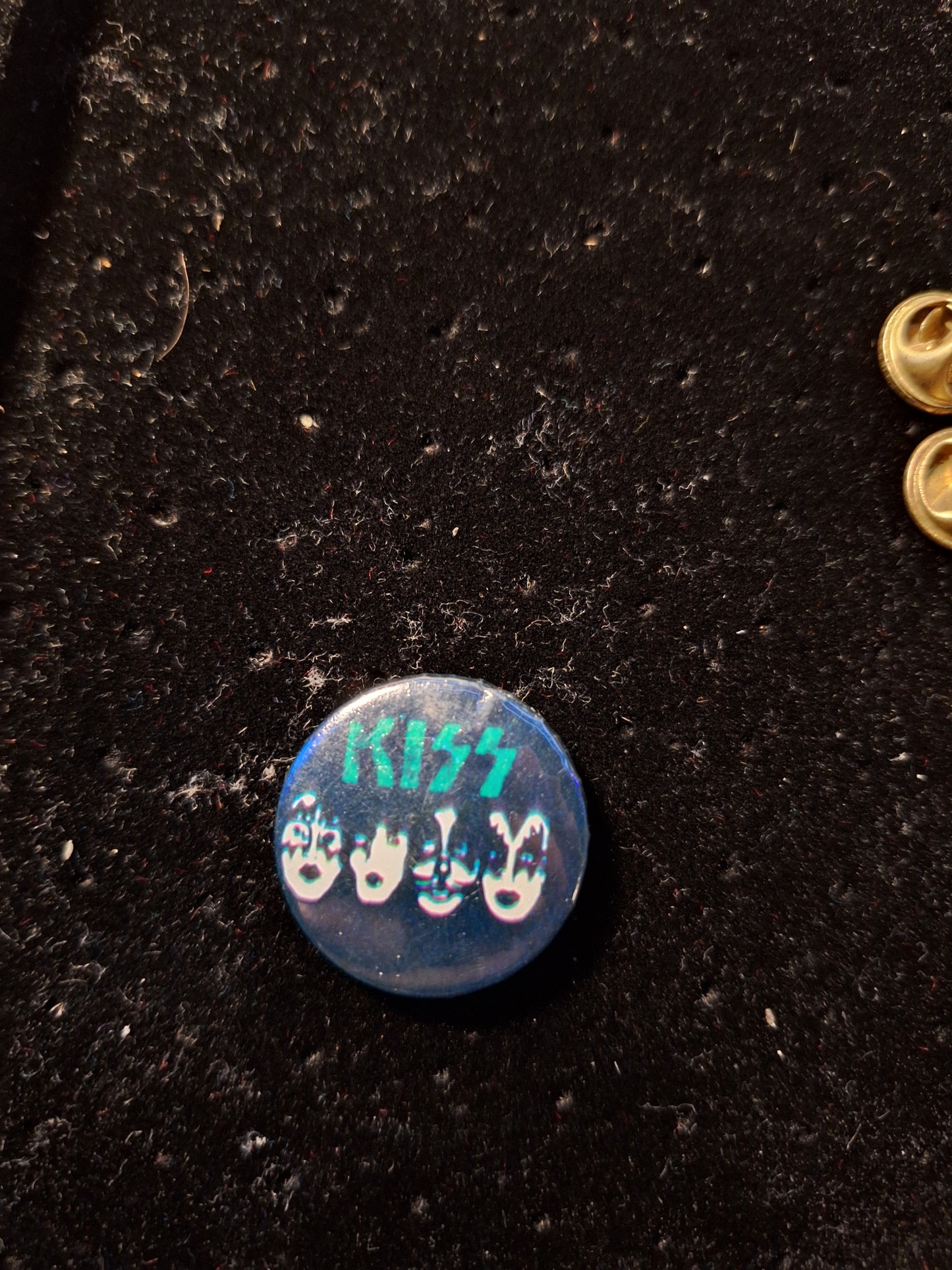 Kiss button 4
