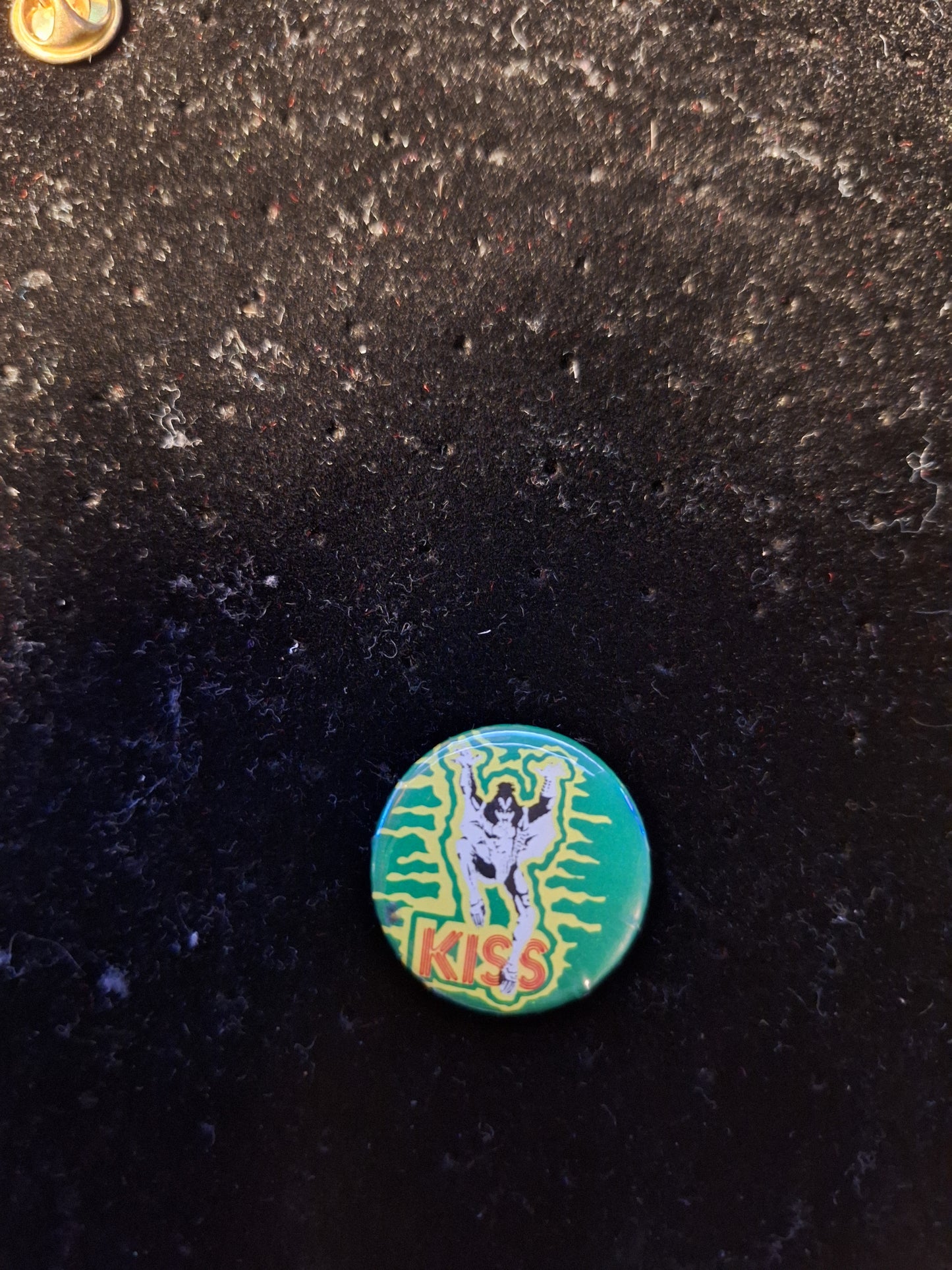 Kiss button 2